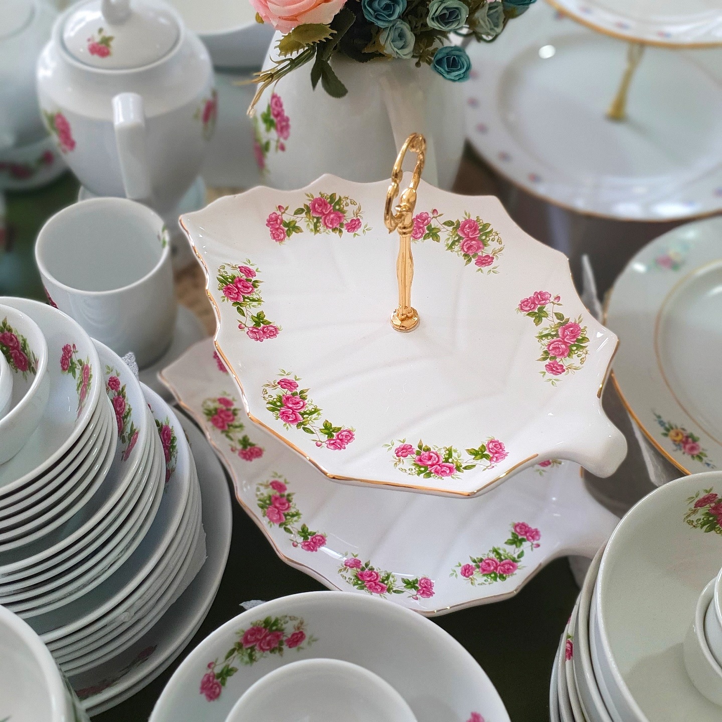 شیرینی خوری دو طبقه برگ گلسرخی شیرینی خوری دو طبقه برگ گلسرخی