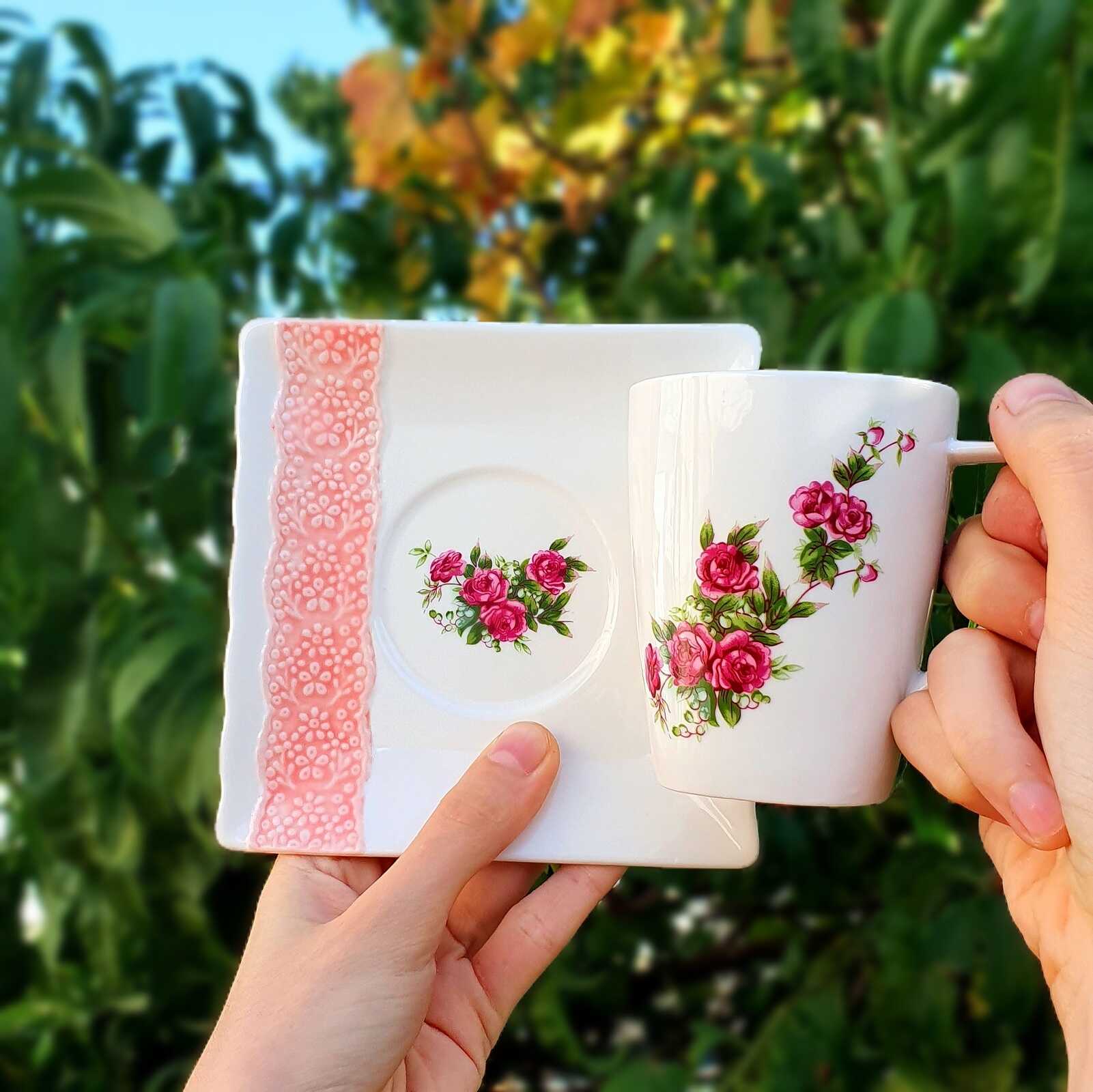 فنجان نعلبکی گلسرخی-بن چاینا تکی-طرح سیاهکل فنجان نعلبکی گلسرخی-بن چاینا تکی-طرح سیاهکل