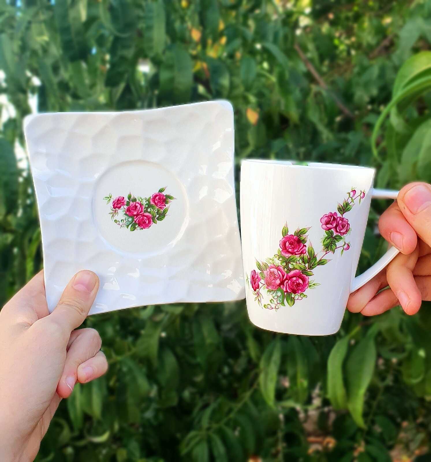 فنجان نعلبکی گلسرخی-بن چاینا تکی-طرح رودسر ۱عدد فنجان و ۱ عدد نعلبکی فنجان ارتفاع ۹ و دهانه ۷ سانتیمتر نعلبکی قطر ۱۸ هر ضلع ۱۲ سانتیمتر طرح و رنگ ظروف به دلیل پخت کوره ای مادام العمر بوده و پاک نمی شود. ظروف در ماشین ظرفشویی قابل استفاده است. فنجان نعلبکی گلسرخی-بن چاینا تکی-طرح رودسر